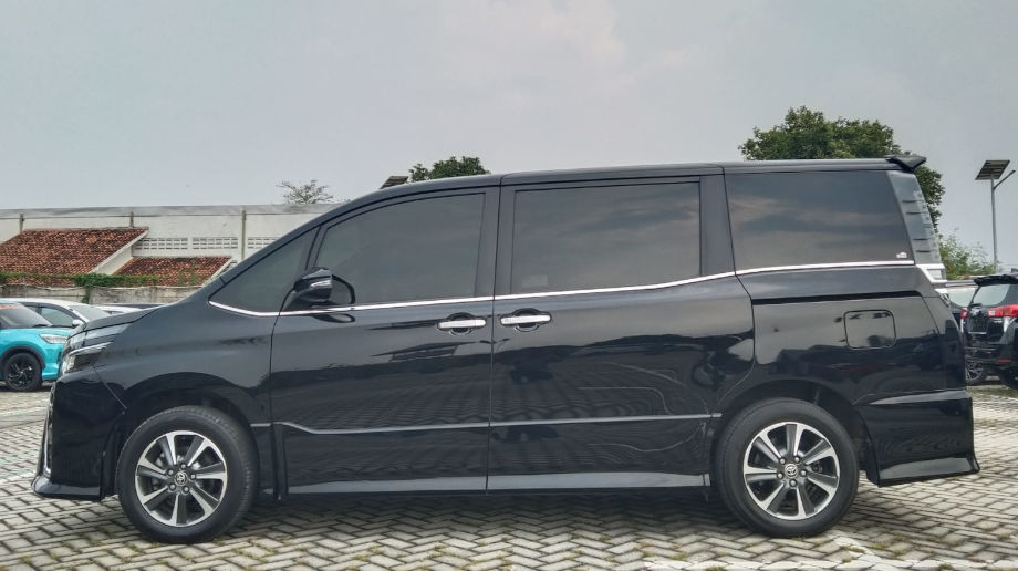 TOYOTA VOXY 2.0 AT AT 2019